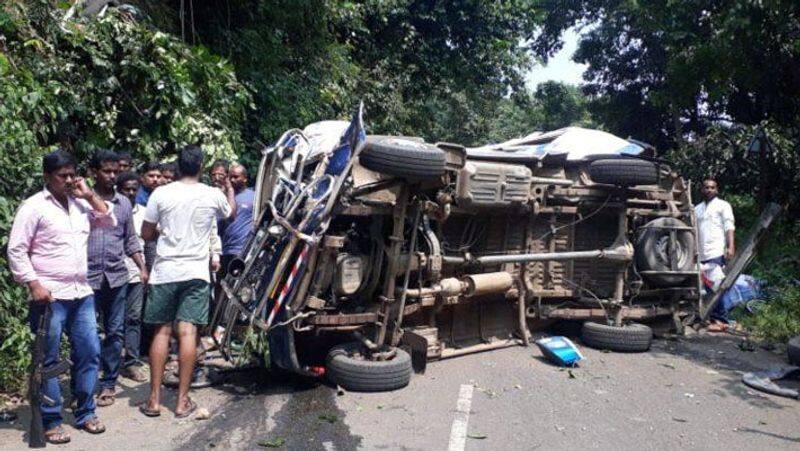 bus falls into gorge...8 people killed