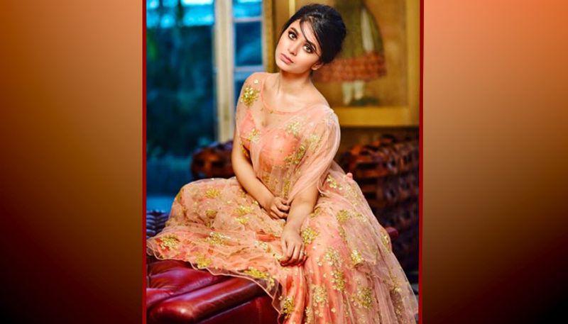 ট্রেন্ডি ওয়েস্টার্ন আউটফিট- ঋতাভরী জেন ওয়াই-এর প্রতিনিধি। সুতরাং এটাই স্বাভাবিক যে তিনি সব পোশাকেই স্বচ্ছন্দ। কিন্তু তা বলে তাঁর বাঙালি সৌন্দর্যে এই ওয়েস্টার্ন আউটফিট থাবা বসাতে পারেনি। পোশাক এবং ঋতাভরীর সৌন্দর্য মিলে মিশে তৈরি হয়েছে এক অদ্ভুত মাদকতা।