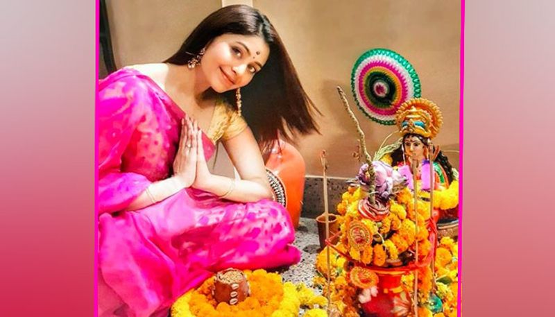 এসো মা লক্ষ্মী বসো ঘরে- অনেকেই এখনকার মর্ডান ছেলে-মেয়েদের কথা বলতেই একটু বিরূপ মন্তব্য করে বসেন। কিন্তু, আধুনিকতার সঙ্গে সঙ্গে ঋতাভরীদের জেনারেশন যে নিজের সংস্কারের কথা ভুলে যাননি, তা প্রমাণ করে এই ছবিটি। দুর্গাপুজোর পিঠোপিঠি আসে লক্ষ্মীপুজো। আর সেই লক্ষ্মী-মাতার আরাধনায় ঋতাভরী।