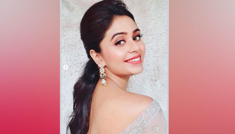 যেন এক উজ্জ্বল আলো- চুলে পনিটেল স্টাইল। চোখে কাজলের ঘনঘটা। পরণে এক শ্বেত-শুভ্র ফিনফিনে শিফন। দুধে-আলতা গায়ের রঙের মাত্রাকে বাড়িয়ে দিয়েছে ব্যাকগ্রাউন্ডের সলিড হোয়াইট ব্যাকগ্রাউন্ড। এমন সুন্দর চাঁদপানা মুখ নিশ্চিতভাবেই পুজোর সেরা দর্শন।