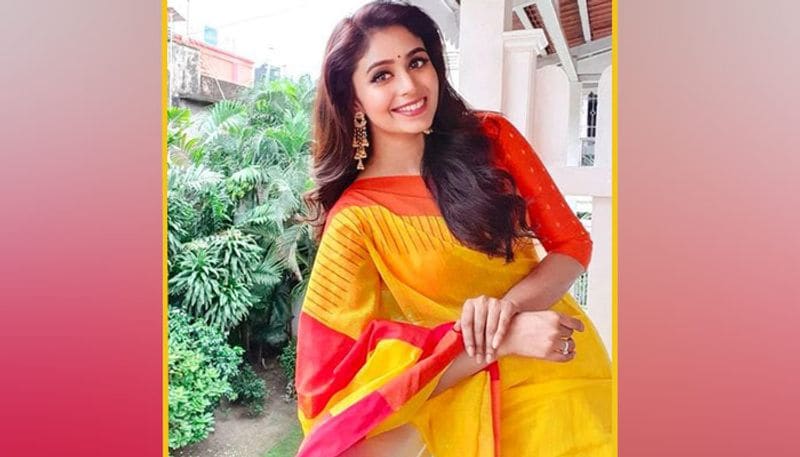 বাসন্তী রাঙা হয়েছো তুমি সুন্দরী- কী ভাবছেন! সত্যি এমন এক ছবিতে তো প্রেমে পরে যাওয়ারই কথা। পুজোর সকালে এমন এক সাজে সন্দেহ নেই ঋতাভরী নবীন প্রজন্মের অনেকেরই হৃদয়ের স্পন্দনকে অনেকটাই বাড়িয়ে দিয়েছিলেন।