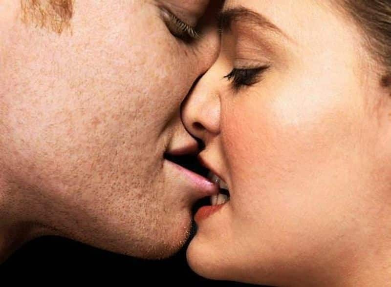 delhi metro train lovers lip lock kiss video viral in social media