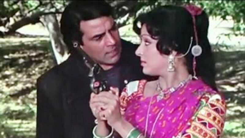 मीडिया रिपोर्ट्स की मानें तो लाइटब्वॉय को 2 दिरहम रोजाना दिया करते थे। धर्मेंद्र उसे कहा करते थे कि जब वो हेमा को गले लगाएं तो लाइटब्वॉय को लाइट गड़बड़ कर देनी होगी, जिससे दोबारा शूटिंग करनी पड़े और उन्हें एक्ट्रेस को दोबारा गले लगाने का मौका मिल जाएगा। इसी तरह करते-करते धर्मेंद्र ने उस लाइटब्वॉय को 150 दिरहम दे दिए थे।