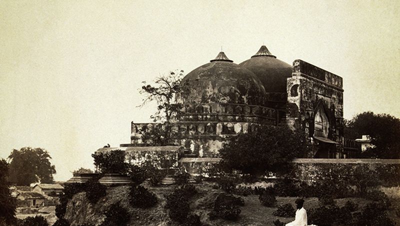 1949 में कुछ लोगों ने विवादित स्थल पर भगवान राम की मूर्ति रख दी और पूजा शुरू कर दी, इस घटना के बाद मुसलमानों ने वहां नमाज पढ़ना बंद कर दिया और सरकार ने विवादित स्थल पर ताला लगवा दिया था।