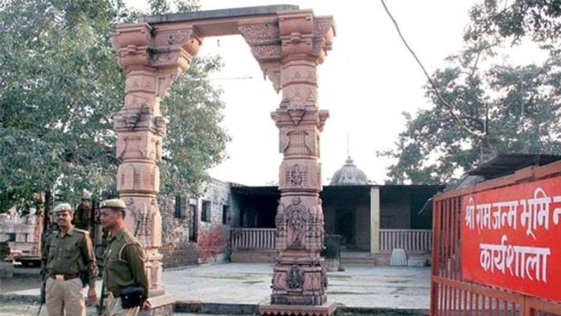 सिर्फ 40 मिनट में सरकार ने माना कोर्ट का आदेश: हेमंत शर्मा की किताब 'युद्ध में अयोध्या' के मुताबिक, अयोध्या में 1 फरवरी 1986 को विवादित इमारत का ताला खोलने का आदेश फैजाबाद के जिला जज देते हैं। राज्य सरकार चालीस मिनट के भीतर उसे लागू करा देती है। शाम 4.40 पर अदालत का फैसला आया। 5.20 पर विवादित इमारत का ताला खुला। अदालत का ताला खुलवाने की अर्जी लगाने वाले वकील उमेश चंद्र पांडेय भी कहते हैं, ''हमें इस बात का अंदाजा नहीं था कि सब कुछ इतनी जल्दी हो जाएगा।"