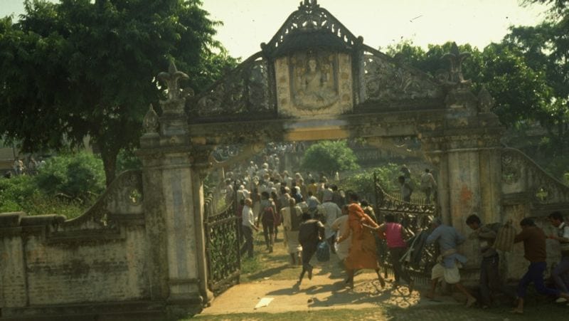पहले से ही दूरदर्शन की टीम थी मौजूद: शर्मा लिखते हैं कि दूरदर्शन की टीम पहले से पूरी प्रक्रिया को कवर करने के लिए वहां मौजूद थी। उस वक्त और कोई दूसरा चैनल नहीं था। लखनऊ से दूरदर्शन की टीम फैजाबाद पहुंची थी। जबकि लखनऊ से फैजाबाद पहुंचने में 3 घंटा लगता है। यानी टीम कोर्ट के फैसले से पहले ही मौजूद थी।