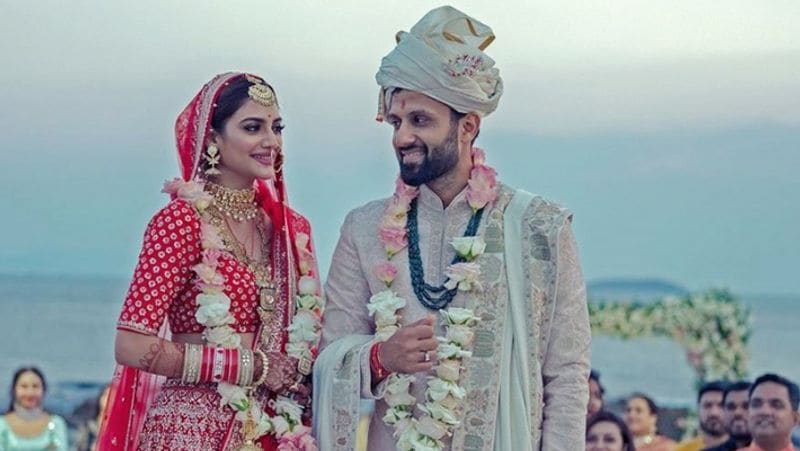 দেখতে দেখতে এই জুটির এক বছরের সংসার জীবন কাটানো হল, তবুও যেন আনকোড়া নতুন এজে জুটি। তাঁদের সম্পর্কের মধ্যে থাকা রসায়ণ, বুনিয়াত যে কতটা মজবুত তা প্রতিটা ফ্রেমেই নজর এড়ায় না ভক্তদের।