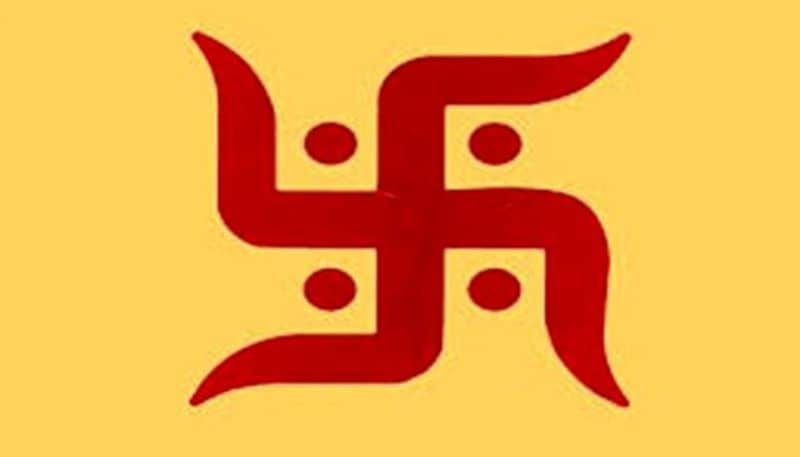 <p>স্বস্তিক চিহ্ন যদি প্রধাণ দরজায় আঁকা যায়, তবে বাস্তুর অনেক ত্রুটি কাটিয়ে উঠতে পারে। এই চিহ্নের ফলে ঘরের নেগেটিভ শক্তি দূর হয়ে পজেটিভ শক্তি প্রবেশ করতে সাহায্য করে।</p>