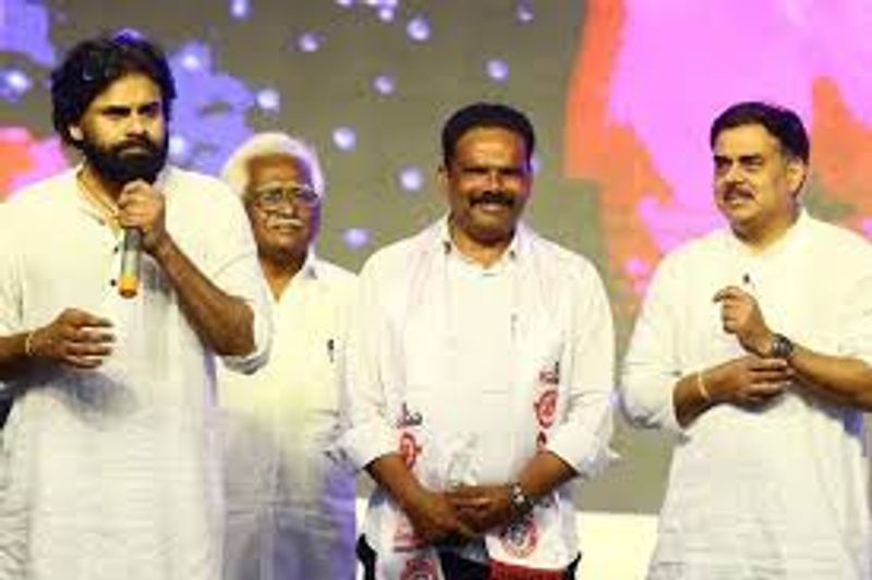 అలాగే నెల్లూరు జిల్లాకు చెందిన మరో కీలక నేత సైతం జనసేన పార్టీకి గుడ్ బై చెప్పేశారు. ప్రముఖ పారిశ్రామికవేత్త పసుపులేటి సుధాకర్ జనసేన పార్టీని వీడి బీజేపీలో చేరిపోయారు. గత ఎన్నికల్లో కావలి శాసన సభ నుంచి జనసేన పార్టీ అభ్యర్థిగా పోటీచేసి ఓటమిపాలయ్యారు పసుపులేటి సుధాకర్.