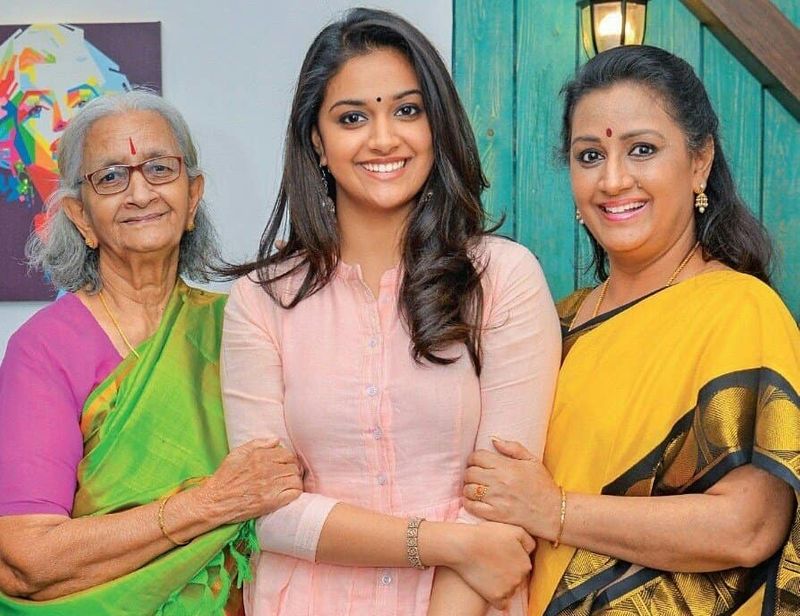 తన బామ్మ, తల్లితో కలిసి కీర్తి తీసుకున్న అందమైన ఫోటో