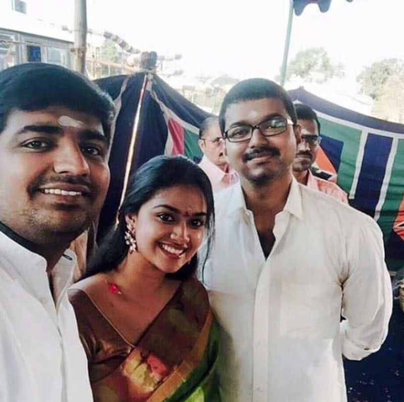 నటుడు విజయ్ తో సినిమా సెట్స్ లో కీర్తి సురేష్