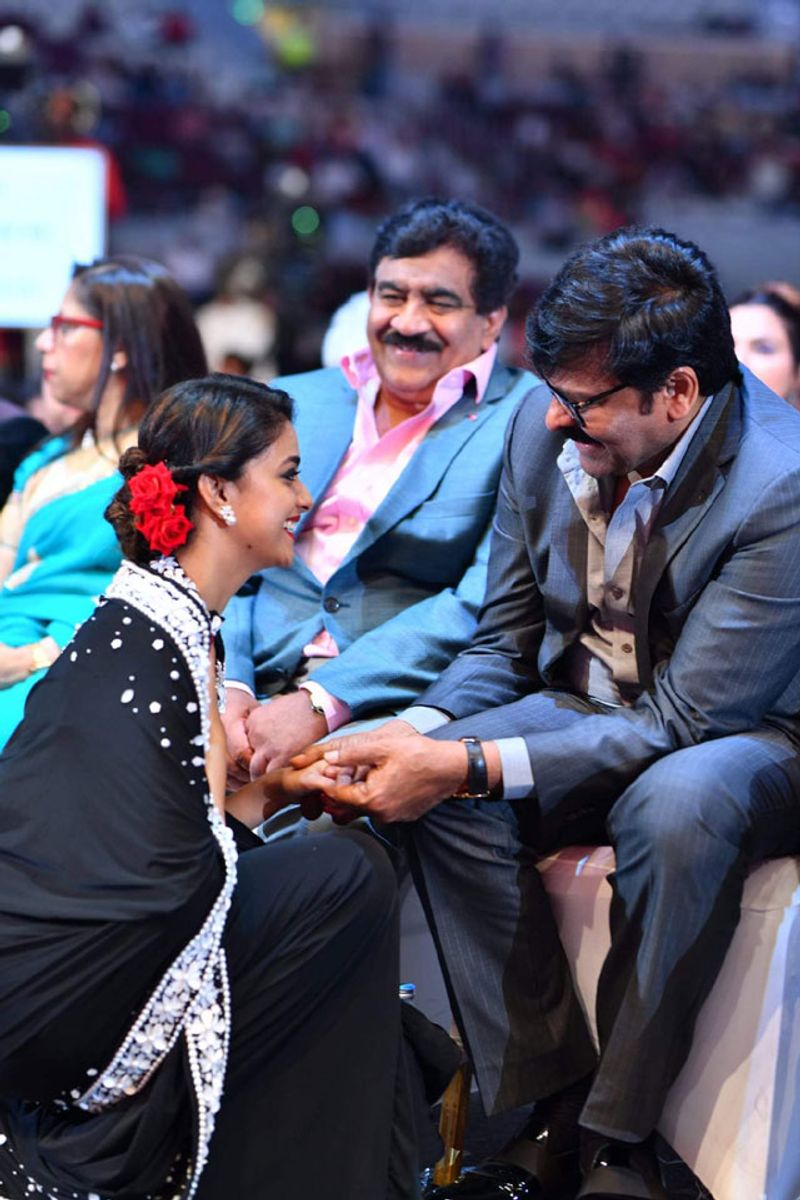 'సైమా' అవార్డ్స్ లో చిరంజీవి ఆశీస్సులు తీసుకుంటున్న కీర్తి సురేష్