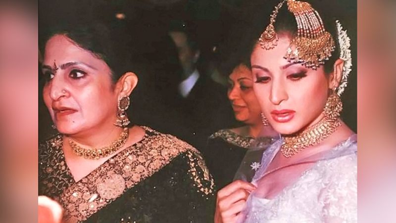 महीप की खूबसूरती पर फिदा हो गए थे संजय: एक इंटरव्यू में संजय कपूर ने बताया था कि महीप से उनकी पहली मुलाकात दिल्ली में हुई थी। उन्होंने जैसे ही महीप को देखा तो वो उनकी खूबसूरती और कॉन्फिडेंस पर फिदा हो गए थे। इसके बाद दोनों ने शादी करने का फैसला किया। संजय के दो बच्चे बेटी शनाया (17) और बेटा जहान (14) हैं।