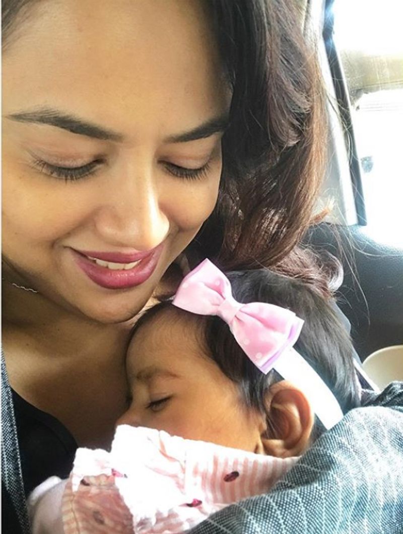 actress sameerra reddy latest photo gallery