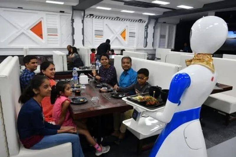 tow hotel servant  robots is attraction the customers