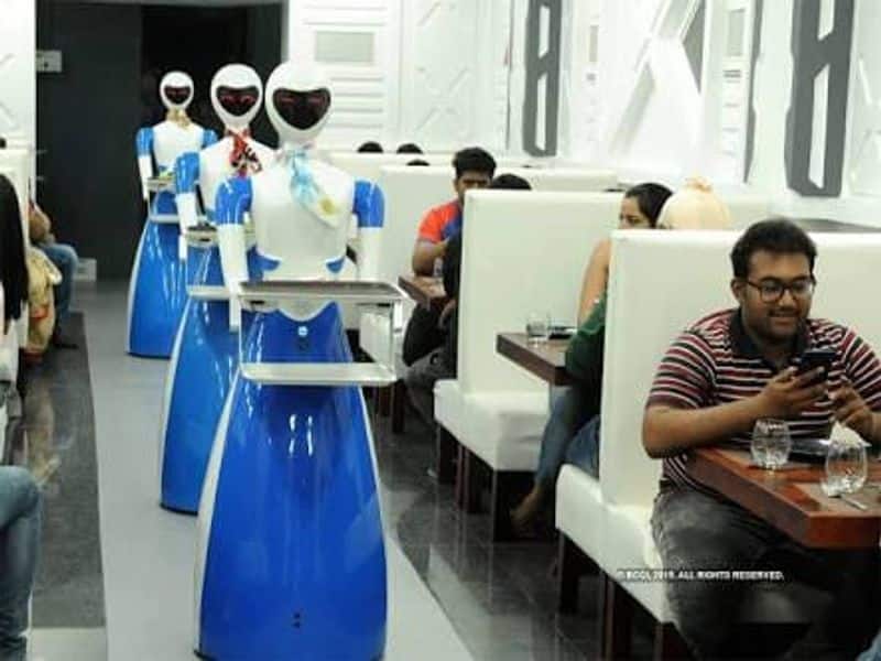 tow hotel servant  robots is attraction the customers