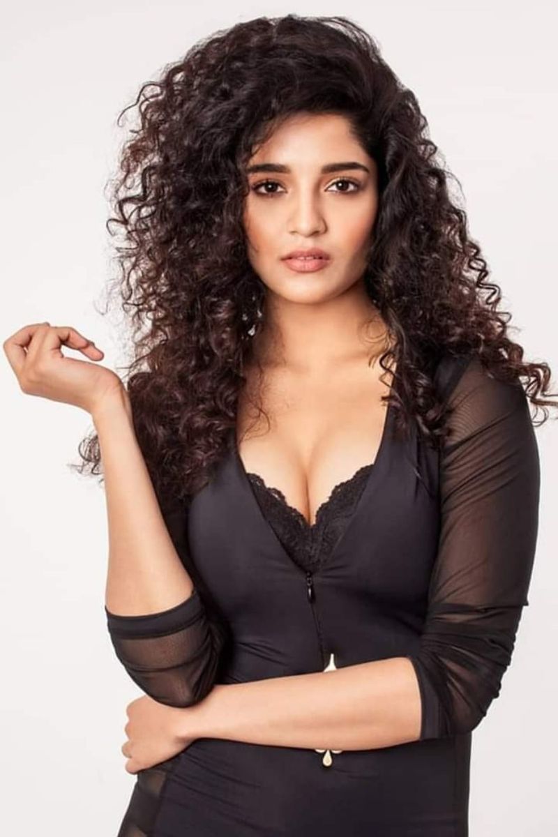 கருப்பு உடையில் கலக்கல் நாயகி