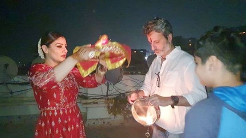 रवीना टंडन ने भी करवा चौथ का व्रत किया और लाल जोड़े में दिखाई दीं। रात में चांद को देखने के बाद ही एक्ट्रेस ने पति के हाथ से पानी पीकर व्रत तोड़ा। इस दौरान उनके पति अनिल थदानी ने उन्हें सिंदूर भी पहनाया। इन फोटोज को रवीना ने अपने इंस्टाग्राम अकाउंट पर शेयर किए हैं।