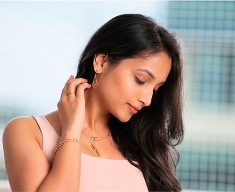என்ன அழகு எத்தனை அழகு... கோடி மலர் கொட்டிய அழகு...