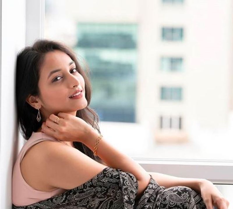 மெழுகு சிலை போல் மின்னும் நடிகை