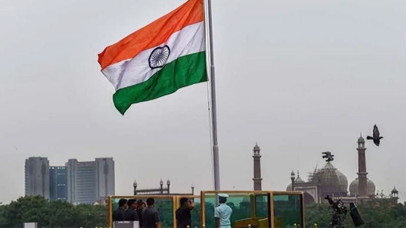 ভারতের জাতীয় পতাকার নকশা তৈরির জন্য ভেঙ্কাইয়া ৩০টি দেশের জাতীয় পতাকা সম্পর্কে গবেষণা করেন। শেষ অবধি এই তিন বর্ণই জাতীয় পতাকার জন্য বাছাই করেন তিনি। এরপর ১৯৪৭ সালের ২২ জুলাই সংবিধান সভায় ভারতের জাতীয় পতাকা প্রকাশ্যে আসে । এই পতাকায় চক্রের পরিবর্তে যোগ হয় অশোক চক্র।