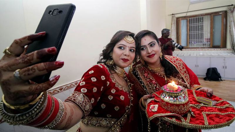 करवाचौथ को लेकर ग्रामीण से लेकर शहरी महिलाओं तक सभी में बराबर का उत्साह रहता है। करवाचौथ पर महिलाओं ने निर्जला व्रत रखा। इसके बाद चांद देखकर व्रत तोड़ा। इस दौरान महिलाओं में सेल्फी लेने का क्रेज भी दिखा। (यह तस्वीर उत्तर प्रदेश की है।)