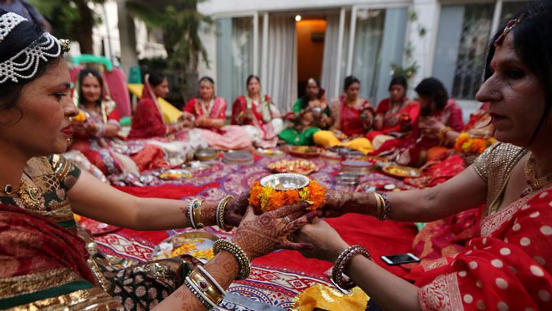 यह तस्वीर गुजरात में मनाए गए करवाचौथ की है। हालांकि गुजरात में करवाचौथ का उतना असर नहीं देखा जाता। लेकिन जो महिलाएं भी मनाती हैं, उनका उल्लास देखते बनता है।