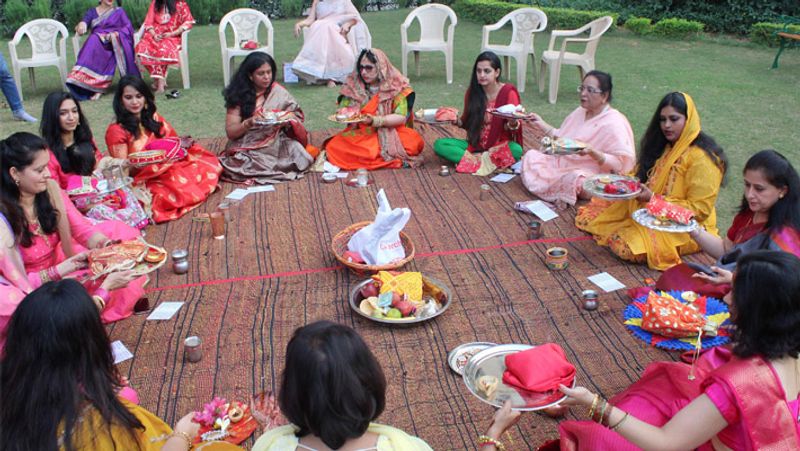 धार्मिक मान्यता है कि छलनी से चंद्रा के बीच पति को देखने से उसकी आयु लंबी होती है। इस व्रत में शिव-पार्वती, कार्तिक और करवाचौथ माता का पूजन होता है। करवाचौथ माता राजस्थान के सवाई माधोपुर में एक मंदिर में विराजी हैं।(यह तस्वीर हरियाण की है)