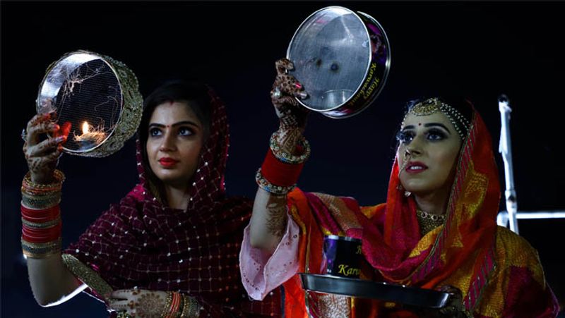 पंजाब में करवाचौथ का पर्व बड़े पैमाने पर मनाया जाता है। यहां बड़ी संख्या में महिलाओं ने निर्जला व्रत रखा और फिर चांद को देखकर अपना व्रत तोड़ा।