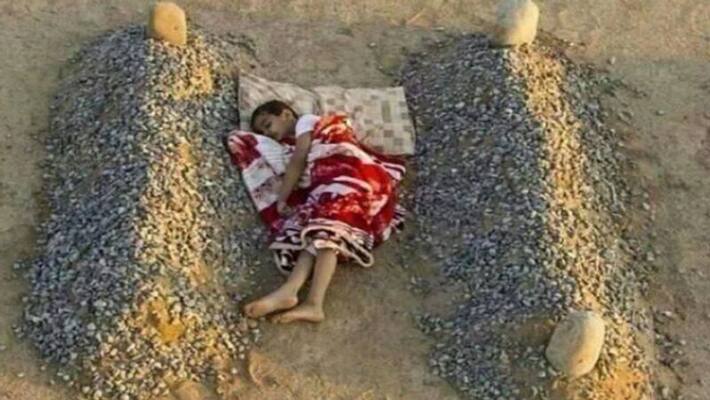 After the death of the mother and father, the son sleeps in the middle of their graves, what is the truth of this viral news After the death of the mother and father, the son sleeps in the middle of their graves, what is the truth of this viral news