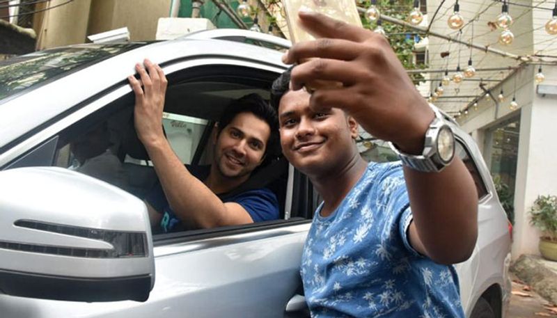 একের পর এক ছবির কাজ নিয়ে এখন বেজায় ব্যস্ত বরুণ ধাওয়ান। একদিকে কুলি নম্বর ওয়ান ছবির কাজ, তেমনই অন্যদিকে পুরো দমে চলছে স্ট্রিট ডান্সার থ্রি ছবির কাজ। তারই মাঝে ভক্তের সঙ্গে সেলফিতে পোজ দিলেন বরুণ ধাওয়ান।