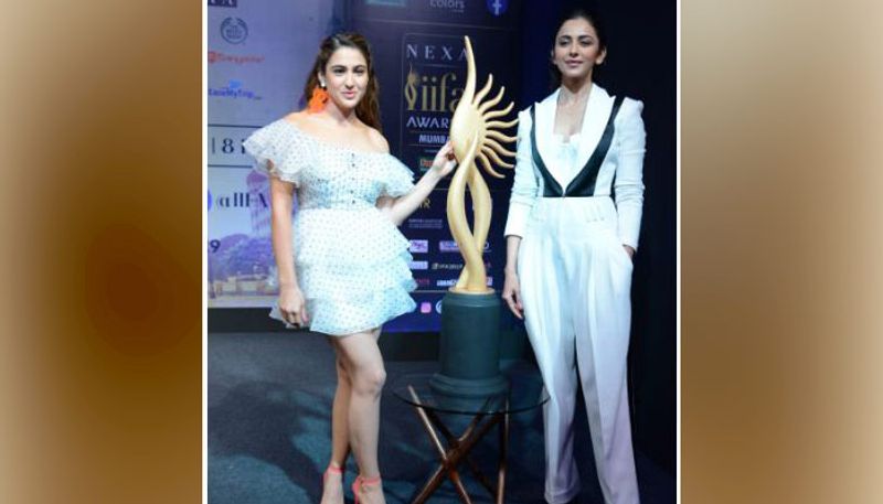 আইফা পুরষ্কারের রেড কার্পেটে হাজির ছিল একগুচ্ছ তারকা। সেখানেই আইফার সঙ্গে পোজ দিয়ে ছবি তুলেছিলেন সারা আলি খান ও রকুল প্রিত। অনবদ্য লুকে রেড কার্পেটে হাজির হয়েছিলেন আরও অনেকেই।