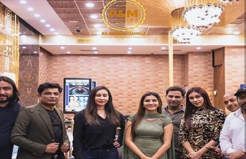 खबर है कि सपना हरियाणा विधानसभा चुनाव के लिए सिरसा और रानियां में गोपाल और गोविंदा कांडा के समर्थन में रैली और कार्यक्रम करेंगी। सपना बॉलीवुड सिंहर मीका सिंह के साथ सिरसा में 19 अक्टूबर को प्रचार करेंगी। सपना के इस फैसले से बीजेपी कार्यकर्ता नाराज हो गए हैं।
