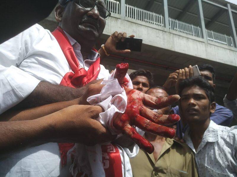 Telangana bandh: Potu RangaRao cut at Rtc X road protest
