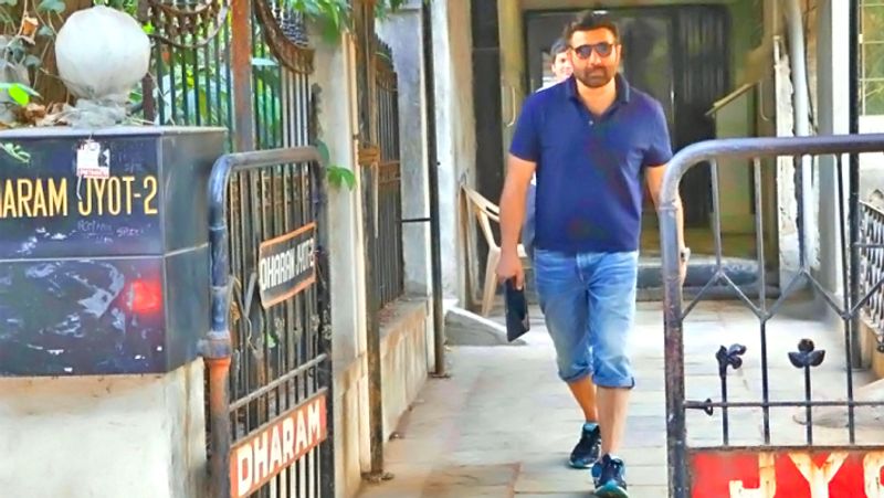 मुंबई स्थित घर धरम ज्योत के बाहर सनी देओल।