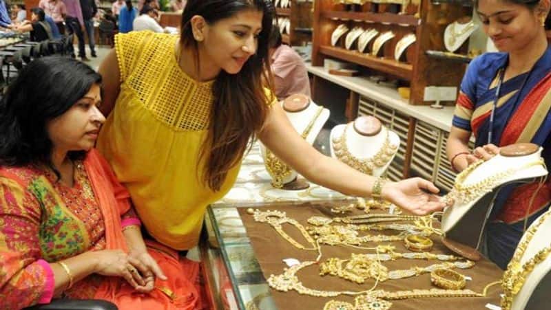 kfj jewelry money cheating issue lakshmi ramakrishanan acting the shop advertisement
