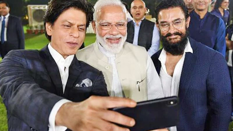 इस कार्यक्रम में पीएम मोदी सितारों के साथ सेल्फी शेयर करते भी दिखे। इस मौके पर शाहरुख ने एक ट्वीट शेयर किया।