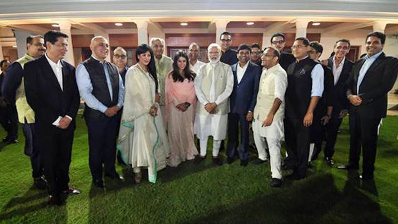 शाहरुख ने ट्वीट में लिखा, 'धन्यवाद नरेंद्र मोदी हमें होस्ट करने के लिए और चेंज विदिन के मंच से एक ओपन डिस्कशन के लिए, जिसके सहारे इस पर भी चर्चा हुई कि कैसे आर्टिस्ट्स महात्मा गांधी के मेसेज को दुनिया में फैलाने में अहम भूमिका निभा सकते हैं।'
