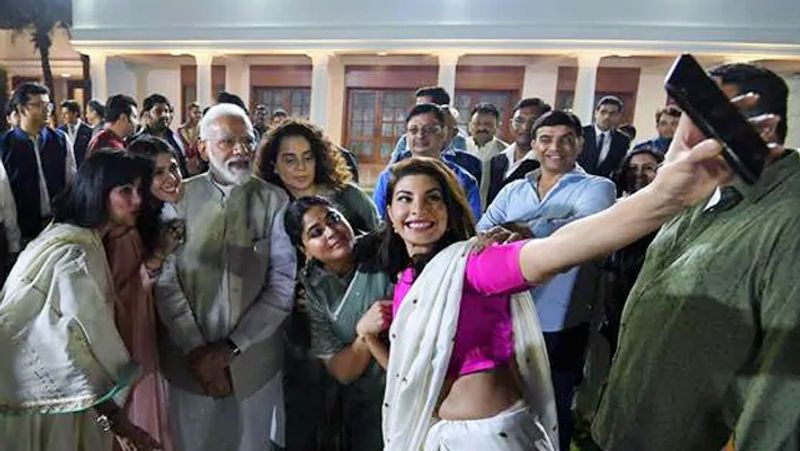 इस समारोह में शाहरुख, आमिर के अलावा सोनम कपूर, कंगना रनौत, राजकुमार हिरानी, आनंद एल राय, वरुण शर्मा, जैकी श्रॉफ, जैकलीन फर्नांडीज जैसे कई सितारे नजर आए। खास बात ये है कि सोनम कपूर और कंगना एक साथ पहली बार मंच शेयर करती नजर आई हैं।