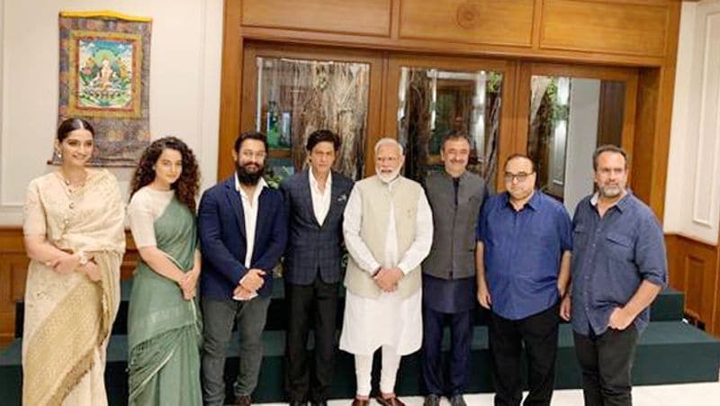 इसके साथ ही कार्यक्रम में टीवी और फिल्म प्रोड्यूसर एकता कपूर भी नजर आईं। वहीं, पीएम मोदी ने कार्यक्रम में लोगों का संबोधन किया।