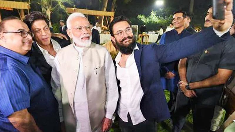 आमिर खान के साथ सेल्फी शेयर करते दिखे पीएम मोदी।