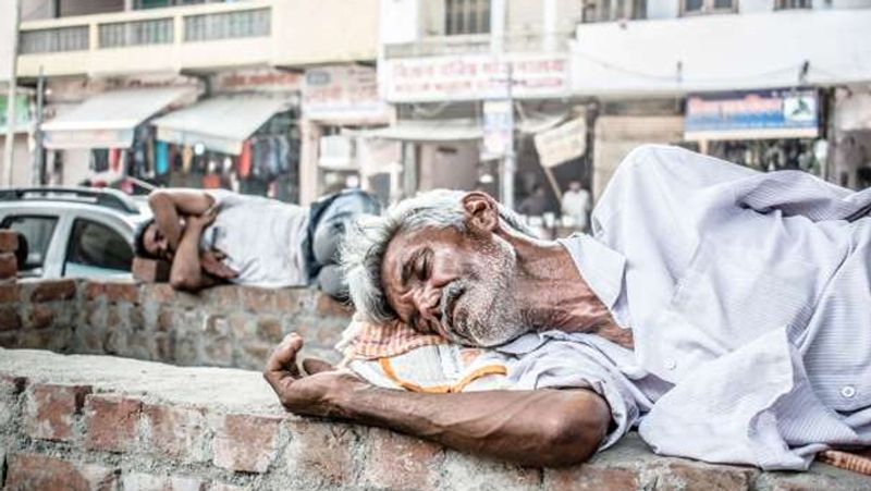 भारत: इस लिस्ट में भारत को 16वां स्थान मिल है। हैरत की बात है कि लिस्ट में पाकिस्तान और बांग्लादेश को भी भारत से खुशहाल बताया गया है। हैरत की बात है कि जब भारत में ना कोई युद्ध है, ना ही कोई आंतरिक कलेश, फिर भी यहां लोग इतने उदास क्यों हैं?