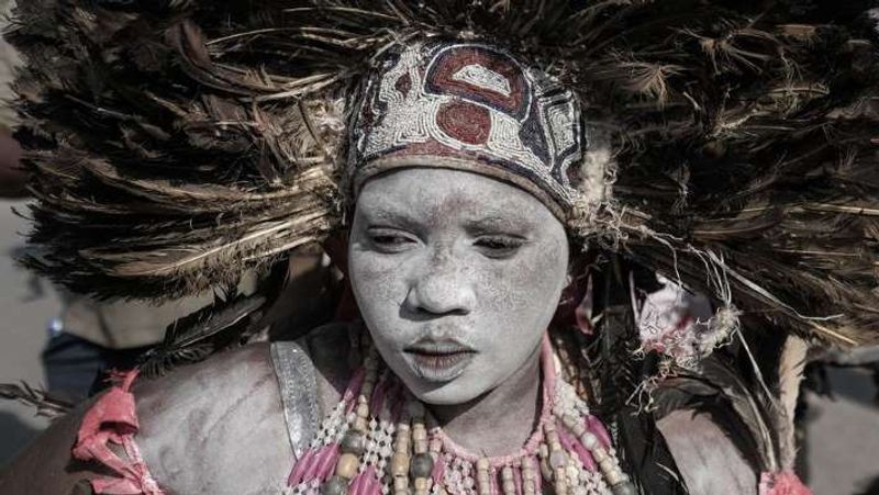तंजानिया: तंजानिया का संयुक्त गणराज्य, अफ्रीका महाद्वीप के पूर्वी भाग में स्थित एक देश है, जिसकी सीमायें, उत्तर में कीनिया और युगांडा, पश्चिम में रवांडा, बुरुंडी और कांगो, दक्षिण में ज़ाम्बिया, मलावी और मोजाम्बिक से मिलती हैं, तथा देश की पूर्वी सीमा हिंद महासागर द्वारा निर्धारित होती है। यहां पड़ोसी देशों की अस्थिरता के कारण काफी हिंसा होती रहती है। ये देश लिस्ट में चौथे स्थान पर है।