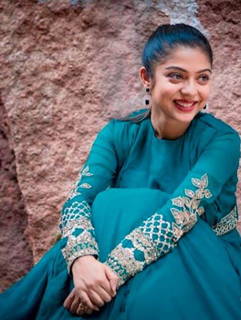 சிரிப்பில் சிதறடிக்கும் நடிகை