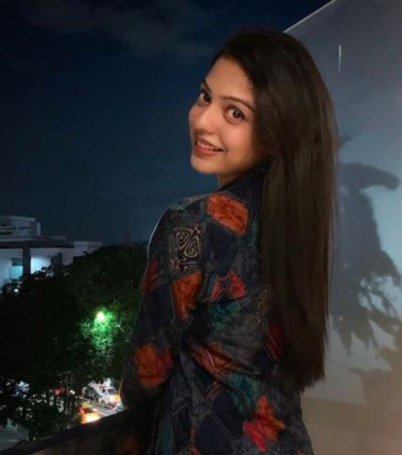 கண்ணால் பேசும் பெண்ணே