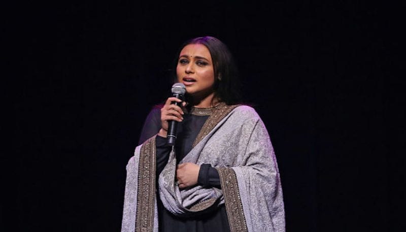 তাঁরা একে অন্যকে ডট করতেও শুরু করেন। স্থির হয় তাঁরা বিয়ে করবেন। এমনই সময় মুক্তি পায় বান্টি অউর বাবলি ছবি। তাও বক্স অফিসে হিট।