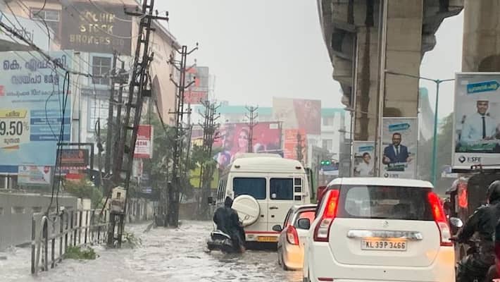 Cyclonic storm Kyarr is bringing heavy rain in Karnataka and Maharashtra Cyclonic storm Kyarr is bringing heavy rain in Karnataka and Maharashtra