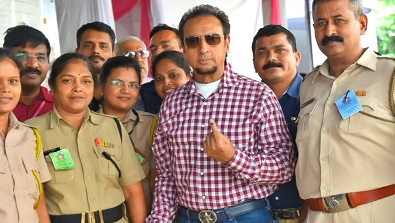बॉलीवुड के 'बैडमैन' गुलशन ग्रोवर ने मतदान के बाद ऐसे दिया पोज।