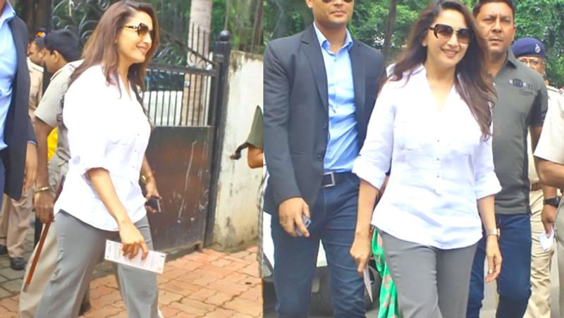 माधुरी दीक्षित ने भी करीबी पोलिंग बूथ पर जाकर किया मतदान।