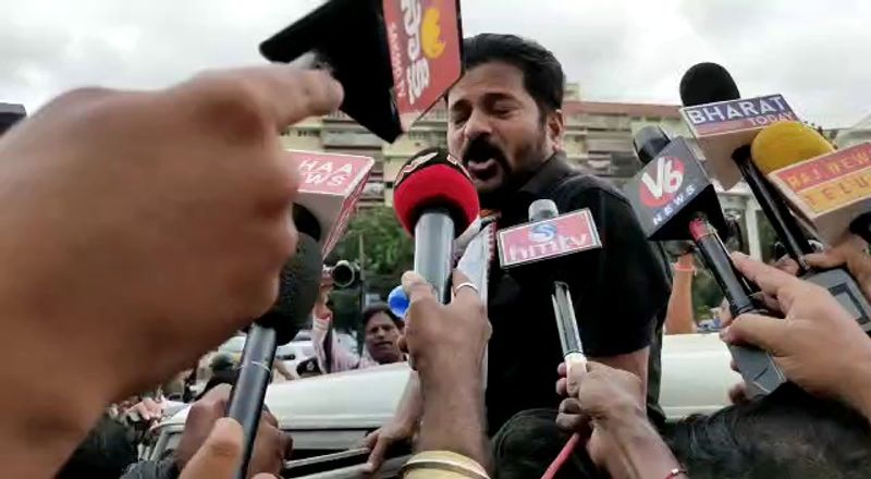 పీసీసీ చీఫ్ నియామకం విషయంలో ఠాగూర్ సోనియాకు ఇచ్చే నివేదికపైనే అంతా ఆధారపడి ఉంటుందనే అభిప్రాయాన్ని నేతలు వ్యక్తం చేస్తున్నారు. రేవంత్ రెడ్డికి పీసీసీ చీఫ్ పోస్టు ఇవ్వడాన్ని పార్టీ సీనియర్లు కొందరు తీవ్రంగా వ్యతిరేకిస్తున్నారనే ప్రచారం కూడ పార్టీలో ఉంది